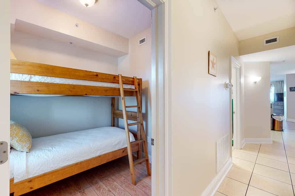 3rd Floor Amazing Condo w Gulf-Front Balcony, On-Site Pool, On The Beach