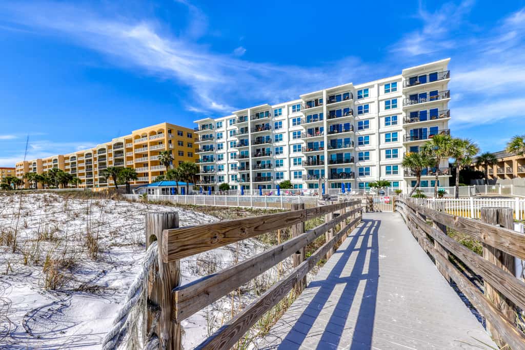 Beachfront, 3rd-floor condo with pool, hot tub, ocean view & fast WiFi