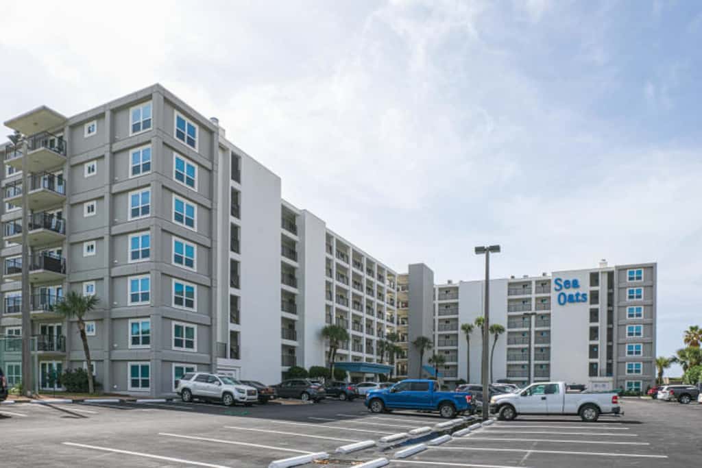 Beachfront, 3rd-floor condo with pool, hot tub, ocean view & fast WiFi