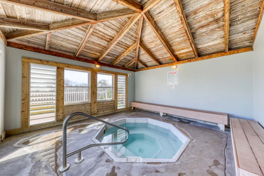 Beachfront, 3rd-floor condo with pool, hot tub, ocean view & fast WiFi