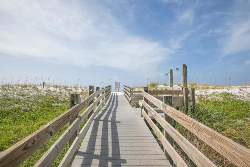 Beachfront, 3rd-floor condo with pool, hot tub, ocean view & fast WiFi