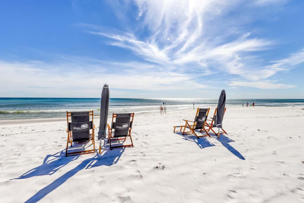 Beachfront, 3rd-floor condo with pool, hot tub, ocean view & fast WiFi