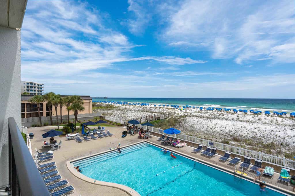 Beachfront, 3rd-floor condo with pool, hot tub, ocean view & fast WiFi