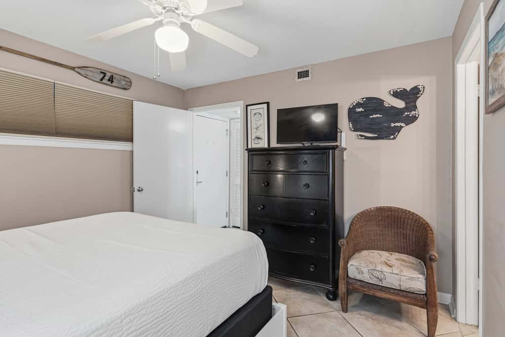 Beachfront, 3rd-floor condo with pool, hot tub, ocean view & fast WiFi