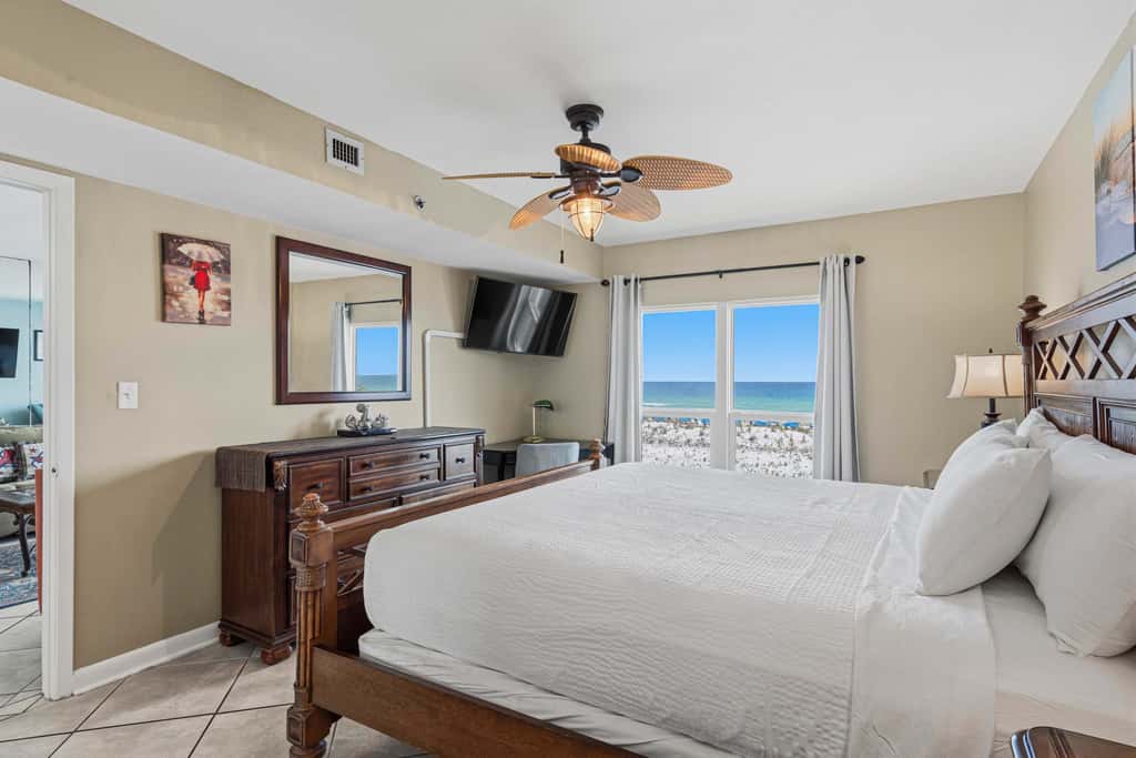Beachfront, 3rd-floor condo with pool, hot tub, ocean view & fast WiFi