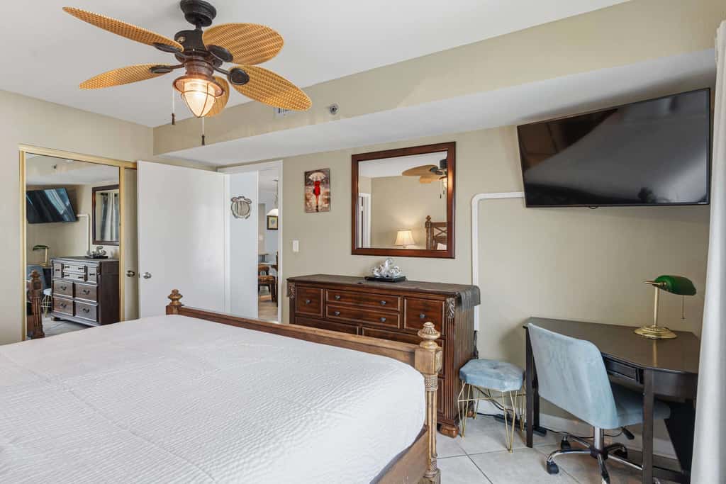Beachfront, 3rd-floor condo with pool, hot tub, ocean view & fast WiFi