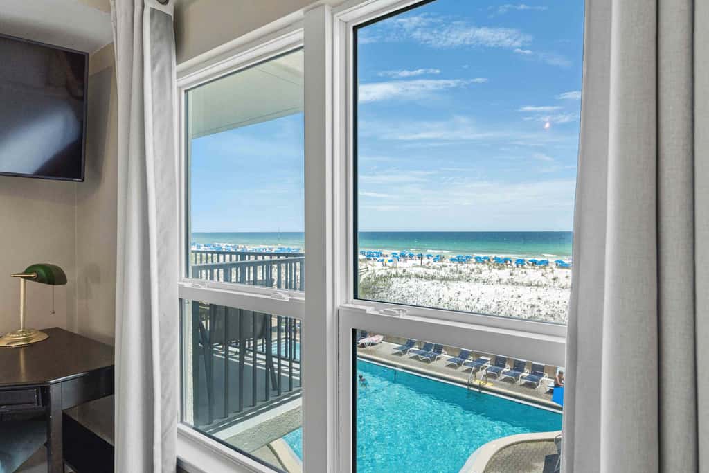 Beachfront, 3rd-floor condo with pool, hot tub, ocean view & fast WiFi