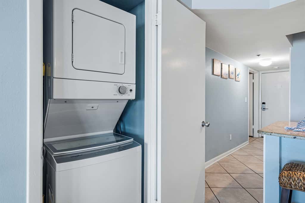 Beachfront, 3rd-floor condo with pool, hot tub, ocean view & fast WiFi
