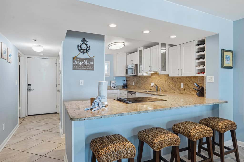 Beachfront, 3rd-floor condo with pool, hot tub, ocean view & fast WiFi