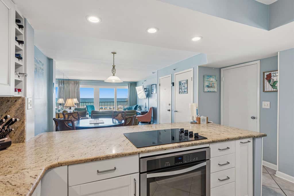 Beachfront, 3rd-floor condo with pool, hot tub, ocean view & fast WiFi