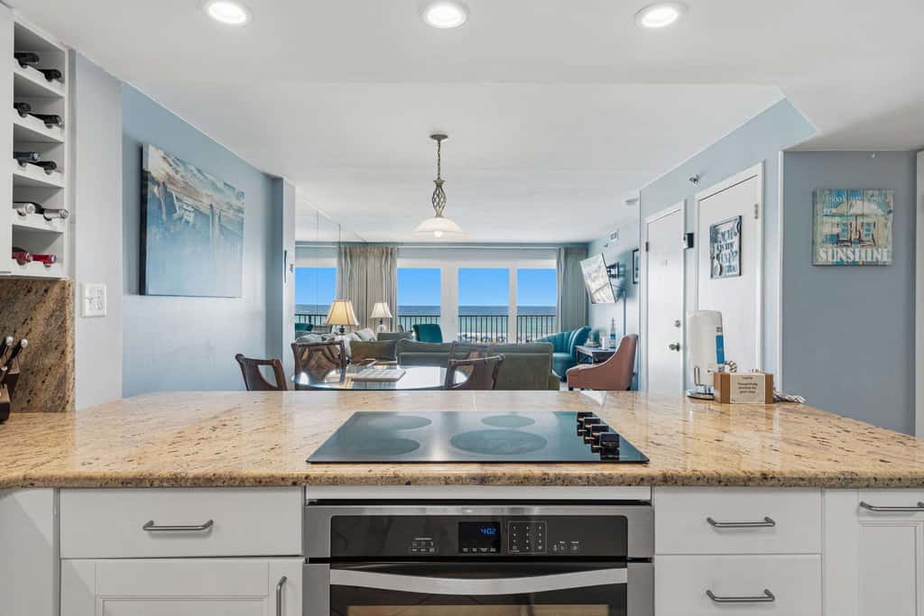 Beachfront, 3rd-floor condo with pool, hot tub, ocean view & fast WiFi