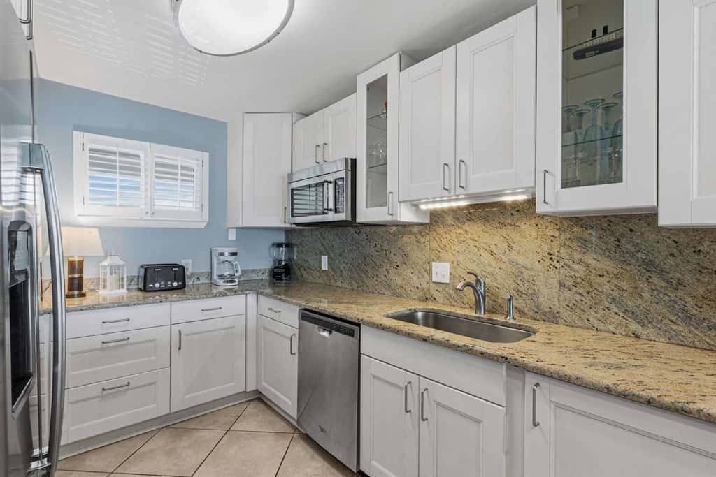 Beachfront, 3rd-floor condo with pool, hot tub, ocean view & fast WiFi