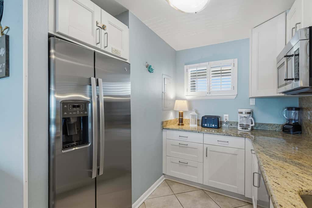 Beachfront, 3rd-floor condo with pool, hot tub, ocean view & fast WiFi