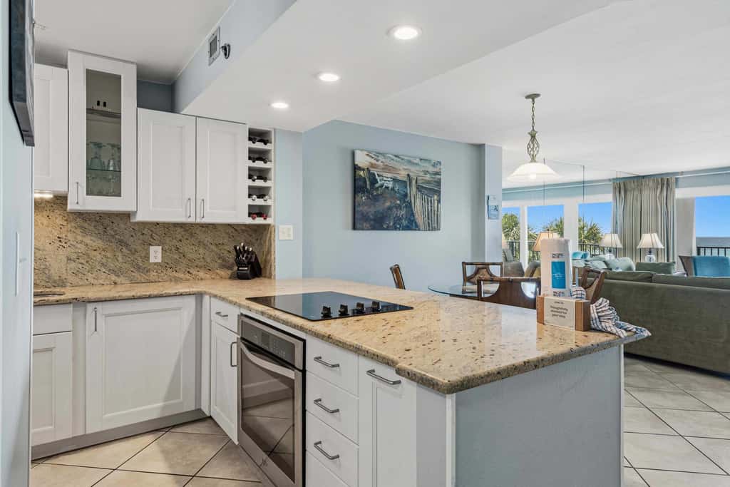 Beachfront, 3rd-floor condo with pool, hot tub, ocean view & fast WiFi