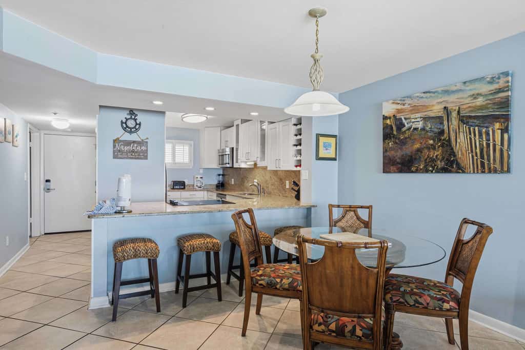 Beachfront, 3rd-floor condo with pool, hot tub, ocean view & fast WiFi
