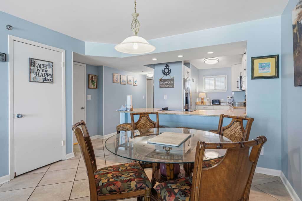 Beachfront, 3rd-floor condo with pool, hot tub, ocean view & fast WiFi