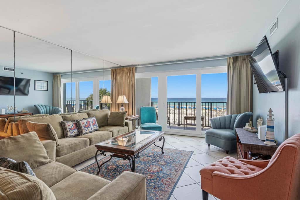 Beachfront, 3rd-floor condo with pool, hot tub, ocean view & fast WiFi