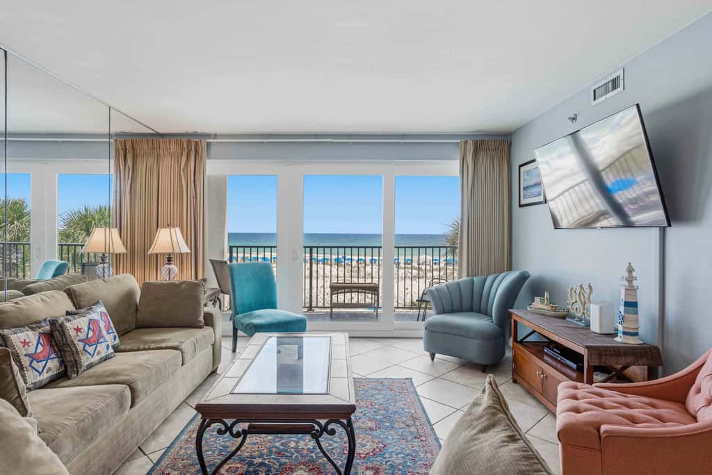 Beachfront, 3rd-floor condo with pool, hot tub, ocean view & fast WiFi