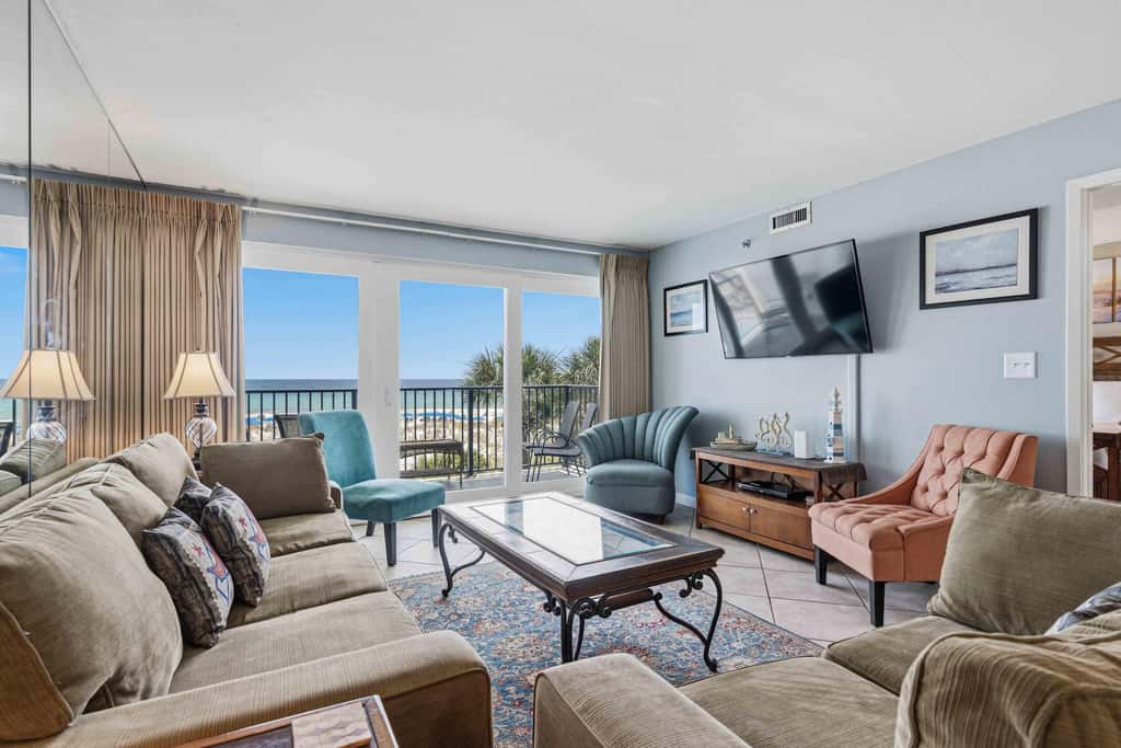 Beachfront, 3rd-floor condo with pool, hot tub, ocean view & fast WiFi