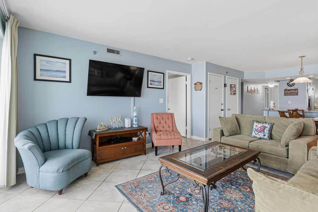 Beachfront, 3rd-floor condo with pool, hot tub, ocean view & fast WiFi
