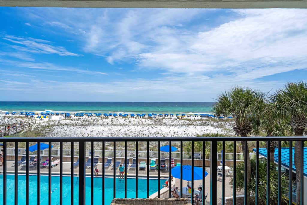 Beachfront, 3rd-floor condo with pool, hot tub, ocean view & fast WiFi