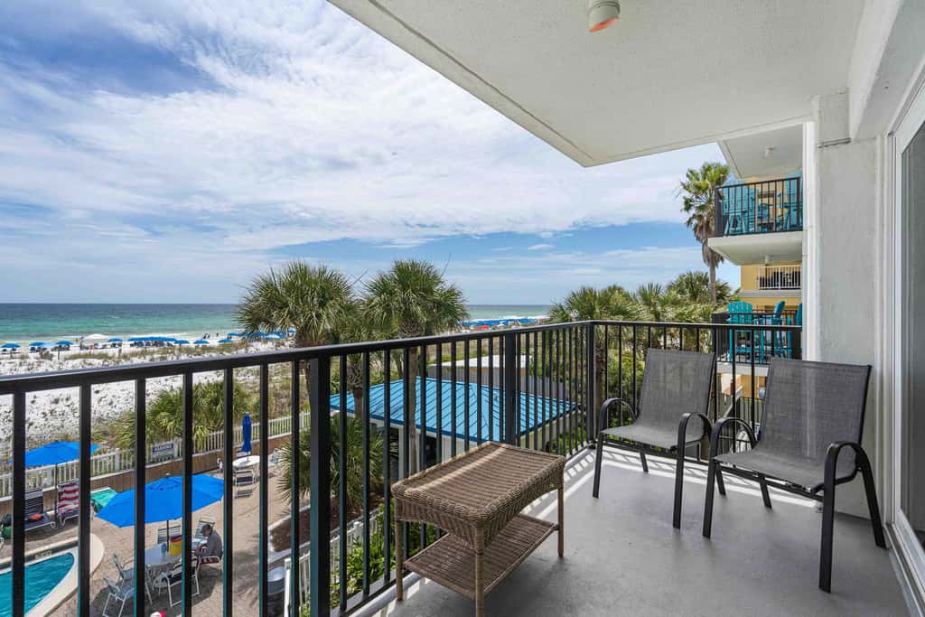Beachfront, 3rd-floor condo with pool, hot tub, ocean view & fast WiFi
