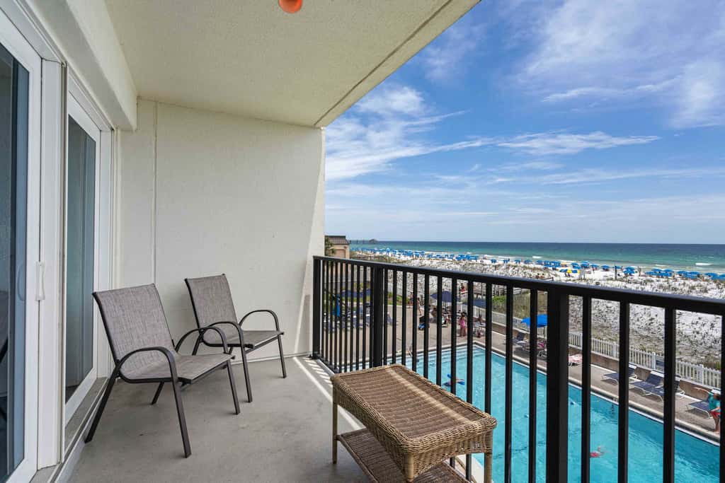 Beachfront, 3rd-floor condo with pool, hot tub, ocean view & fast WiFi