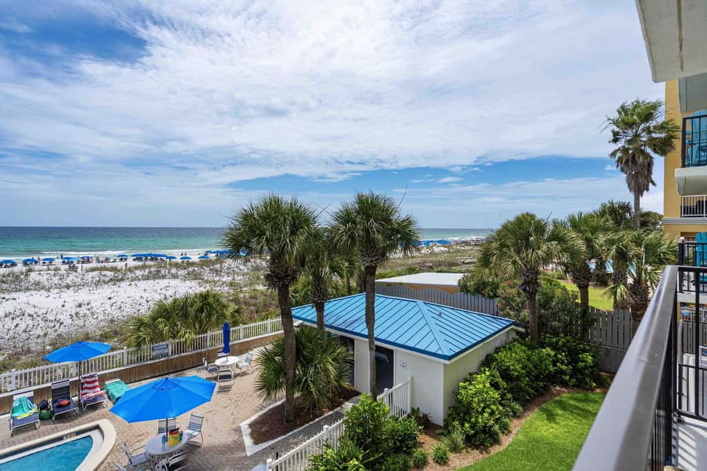 Beachfront, 3rd-floor condo with pool, hot tub, ocean view & fast WiFi
