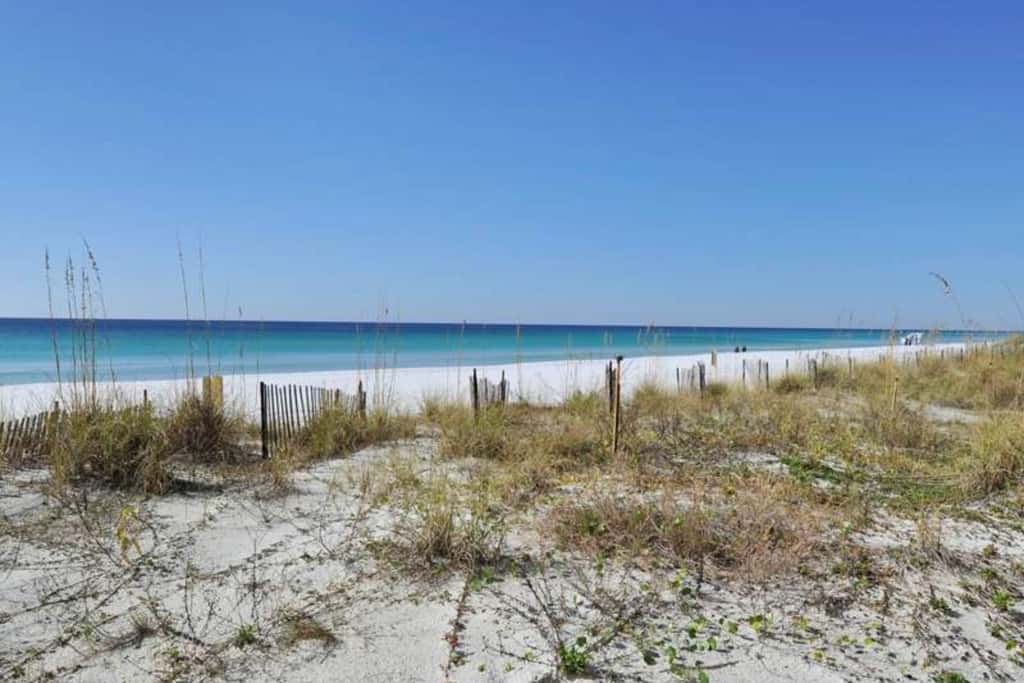 Spacious 5th floor condo with sweeping views of the Gulf, steps to beach