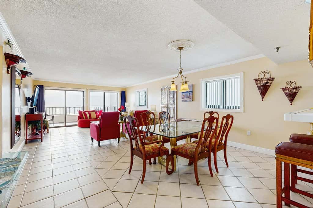 Spacious 5th floor condo with sweeping views of the Gulf, steps to beach