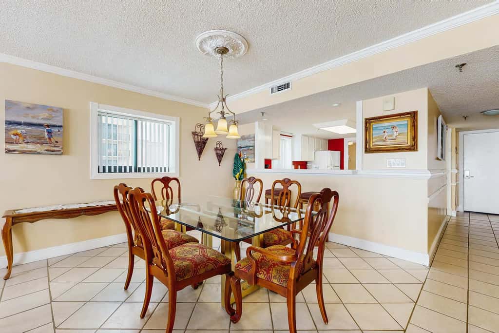 Spacious 5th floor condo with sweeping views of the Gulf, steps to beach