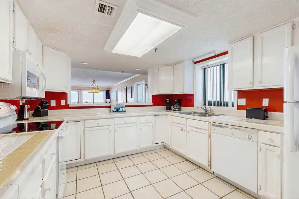 Spacious 5th floor condo with sweeping views of the Gulf, steps to beach