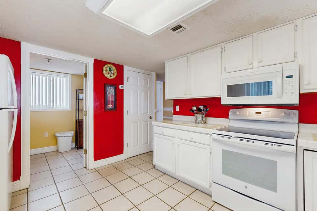 Spacious 5th floor condo with sweeping views of the Gulf, steps to beach