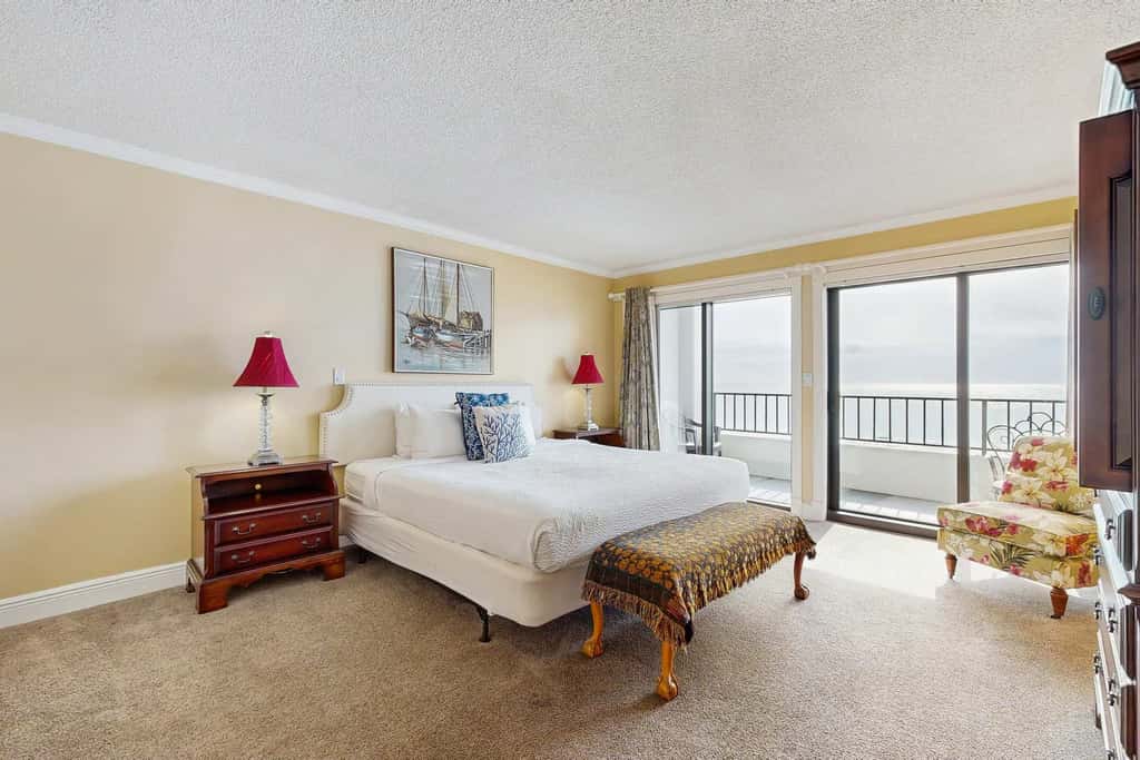 Spacious 5th floor condo with sweeping views of the Gulf, steps to beach