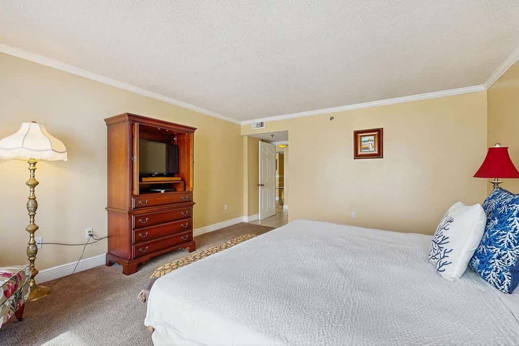 Spacious 5th floor condo with sweeping views of the Gulf, steps to beach