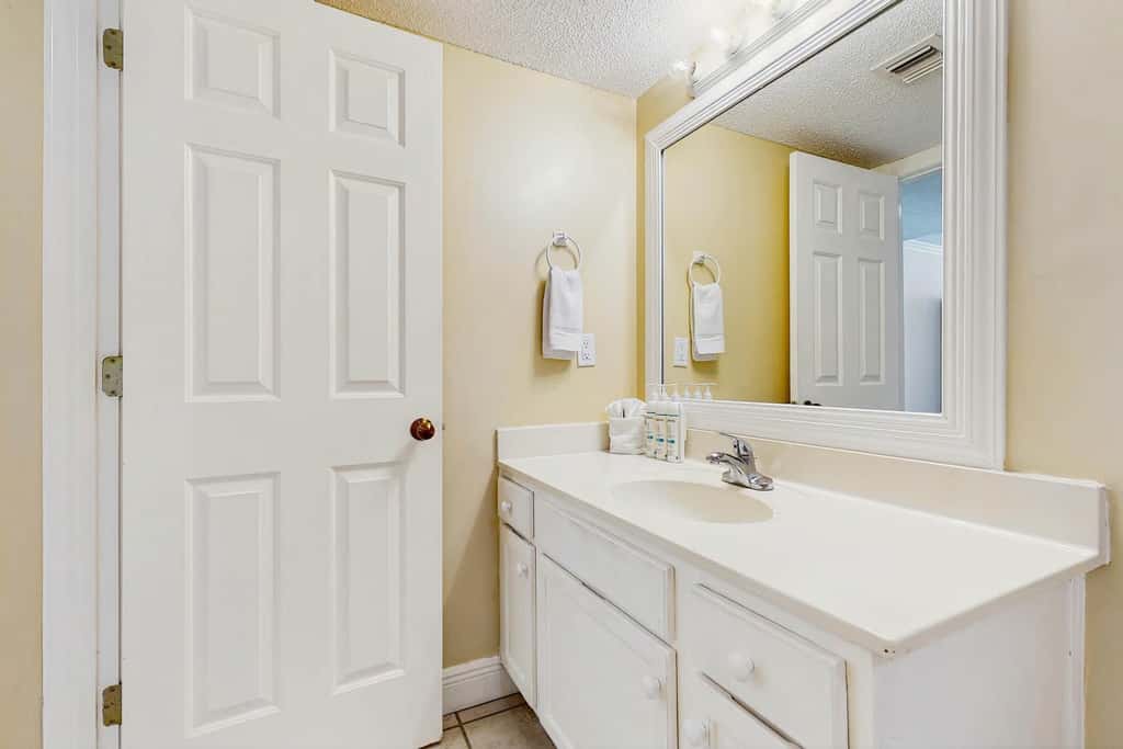 Spacious 5th floor condo with sweeping views of the Gulf, steps to beach