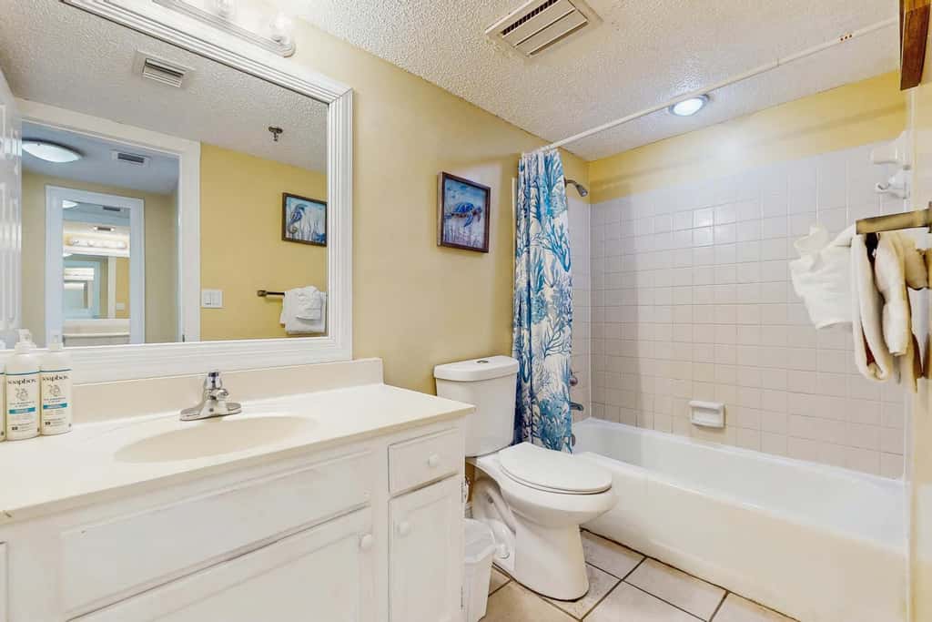Spacious 5th floor condo with sweeping views of the Gulf, steps to beach