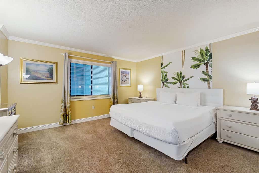 Spacious 5th floor condo with sweeping views of the Gulf, steps to beach