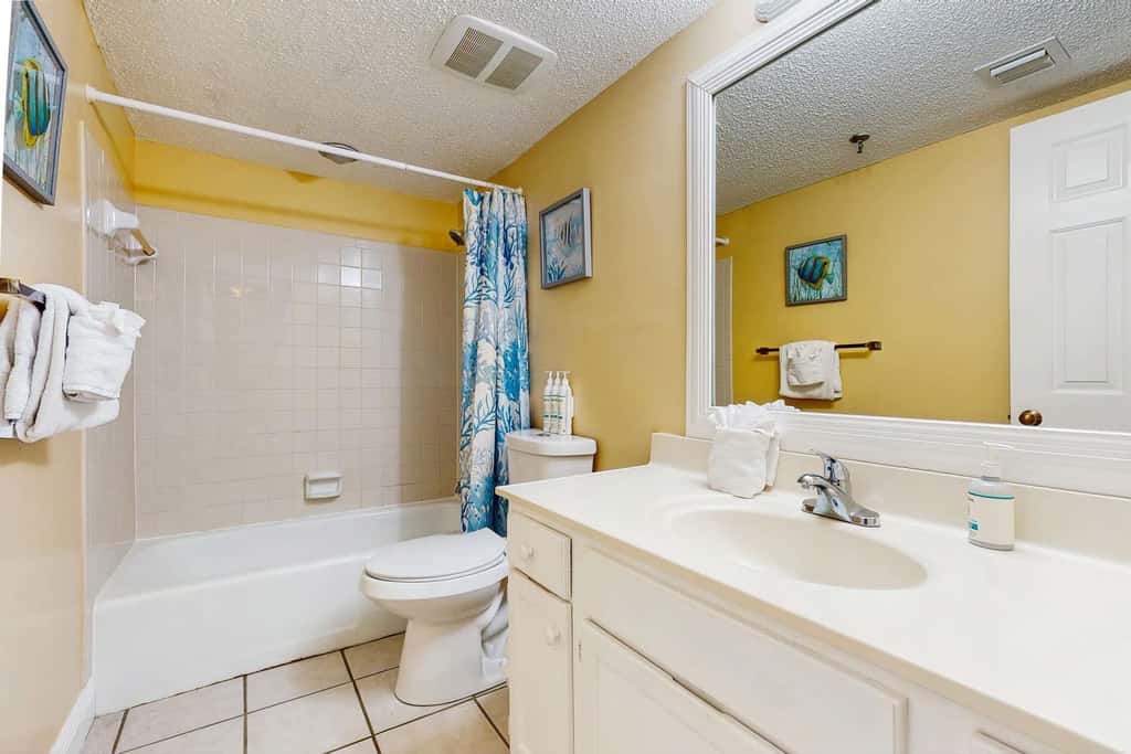 Spacious 5th floor condo with sweeping views of the Gulf, steps to beach
