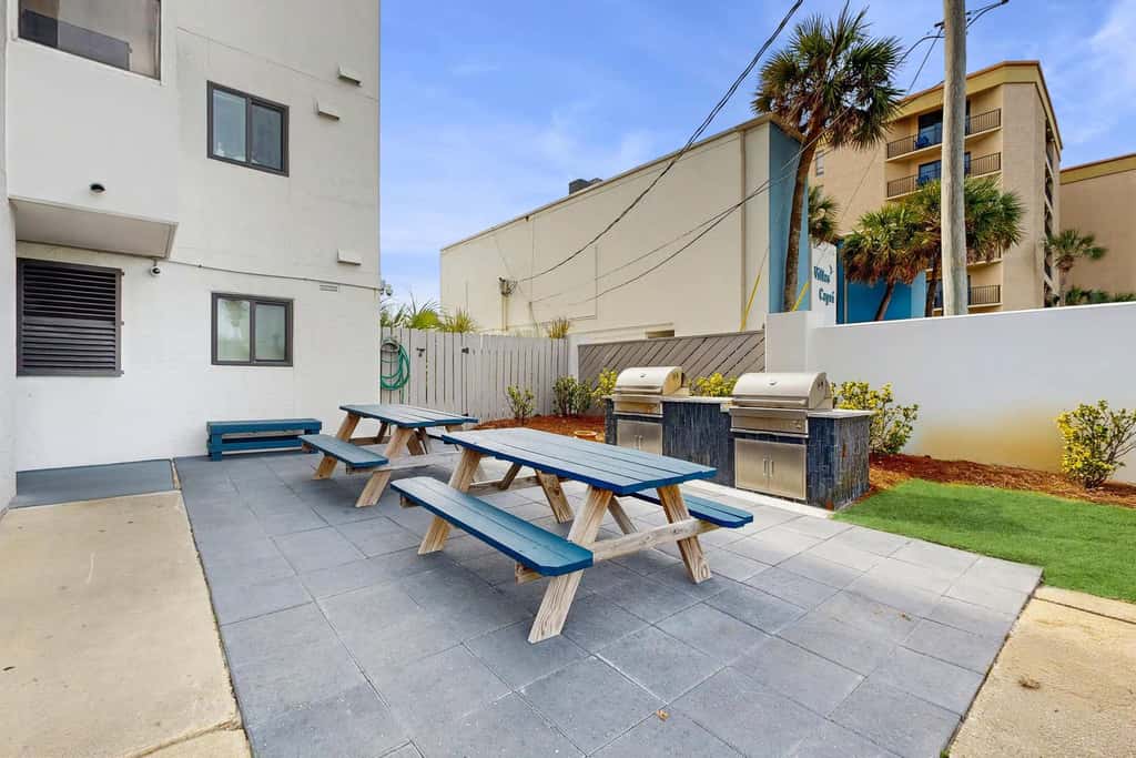 Spacious 5th floor condo with sweeping views of the Gulf, steps to beach