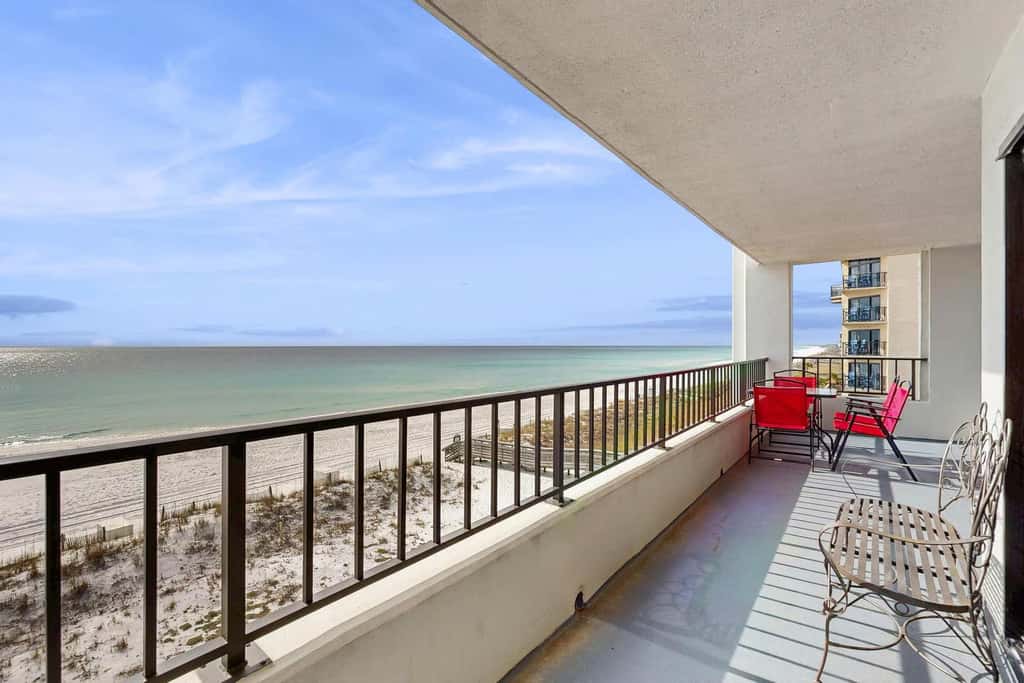 Spacious 5th floor condo with sweeping views of the Gulf, steps to beach