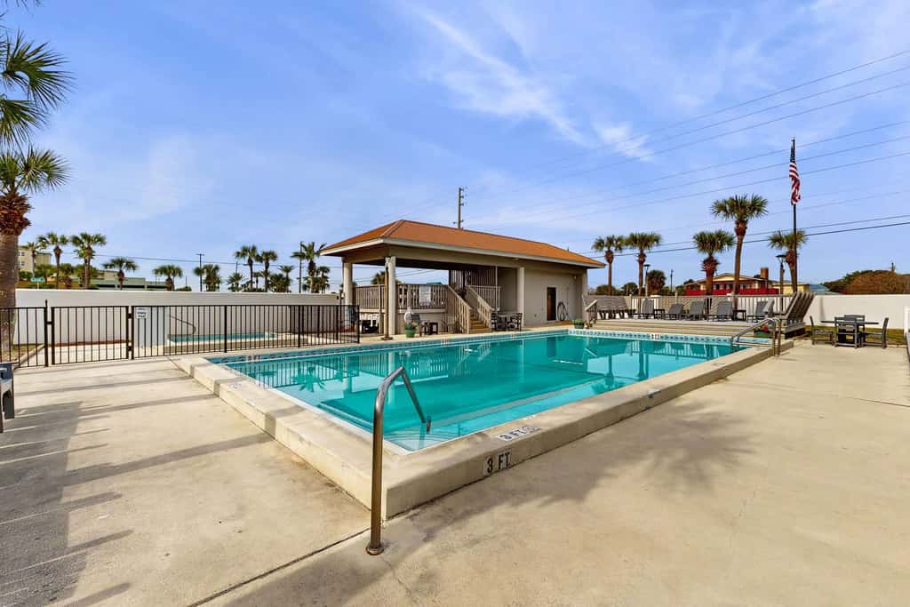 Spacious 5th floor condo with sweeping views of the Gulf, steps to beach