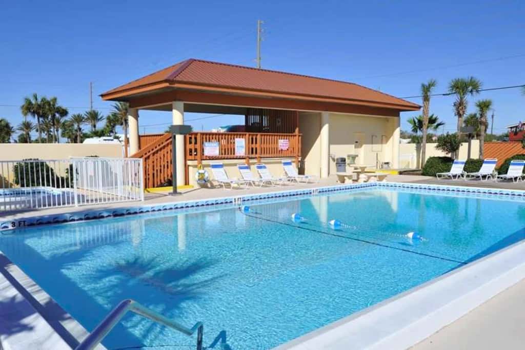Spacious 5th floor condo with sweeping views of the Gulf, steps to beach