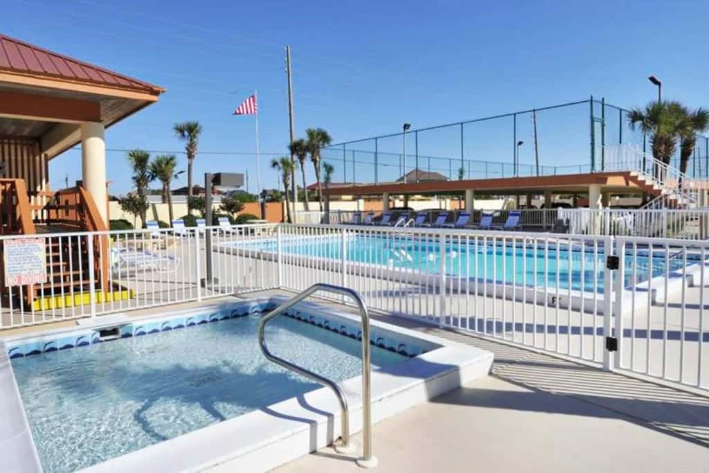 Spacious 5th floor condo with sweeping views of the Gulf, steps to beach