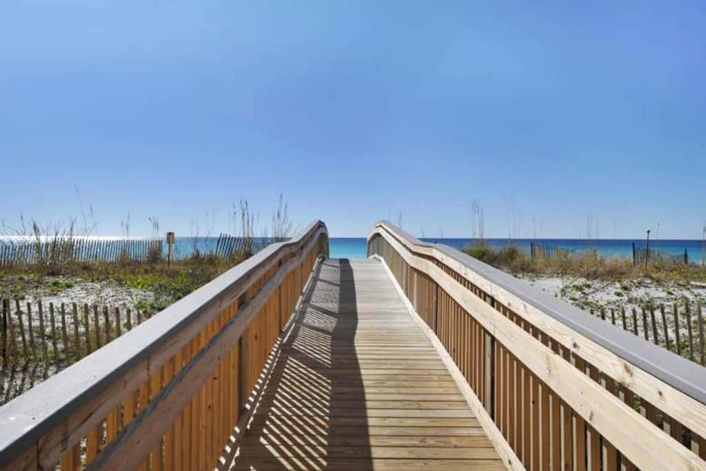 Spacious 5th floor condo with sweeping views of the Gulf, steps to beach
