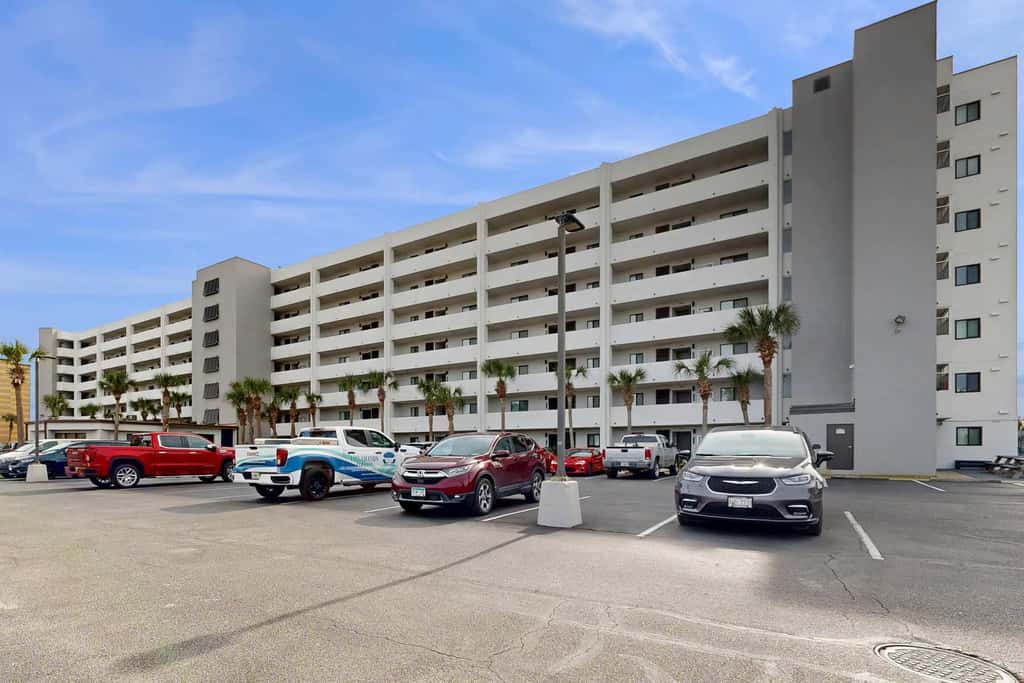 Spacious 5th floor condo with sweeping views of the Gulf, steps to beach