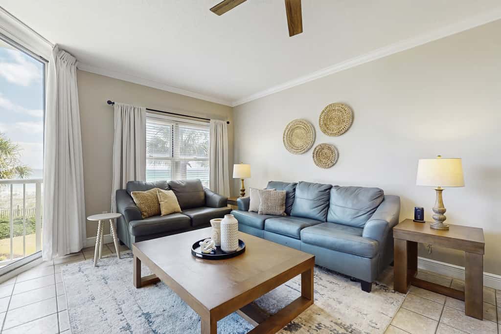 Gorgeous beachfront condo, shared pool and beach access