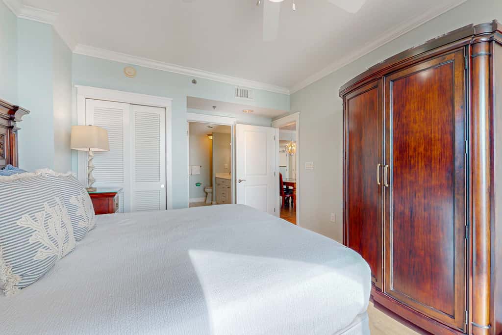 Beautiful beachfront home with balcony, shared pool and beach access