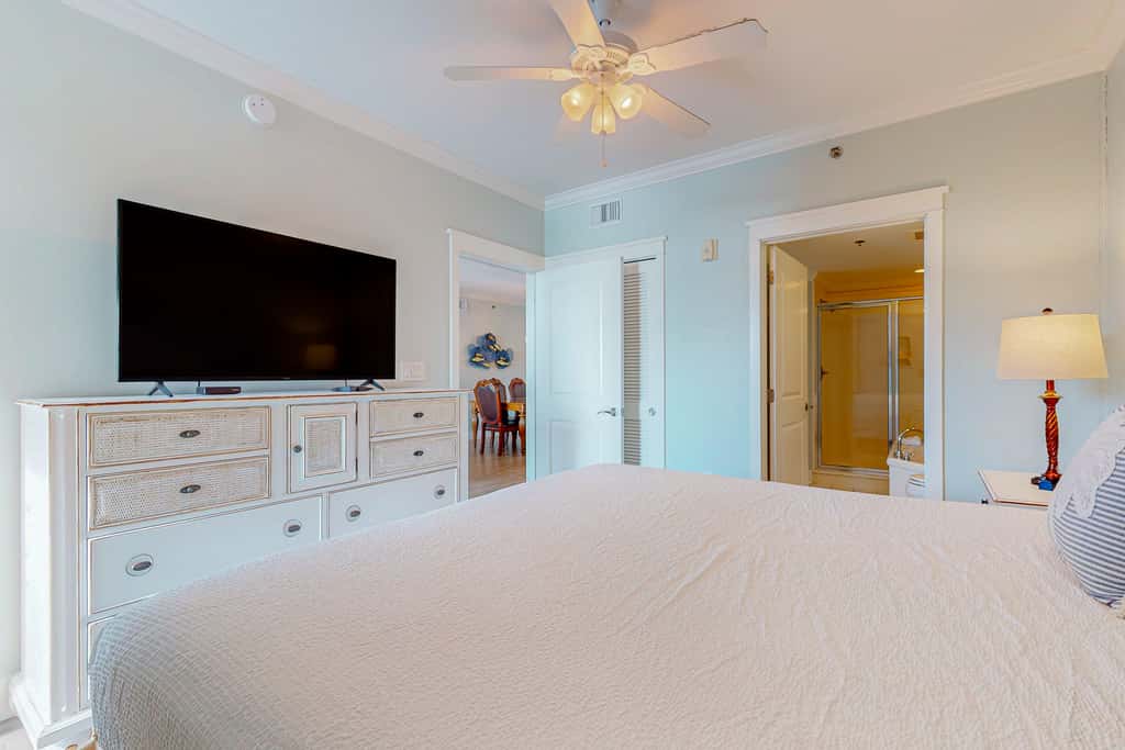 Beautiful beachfront home with balcony, shared pool and beach access
