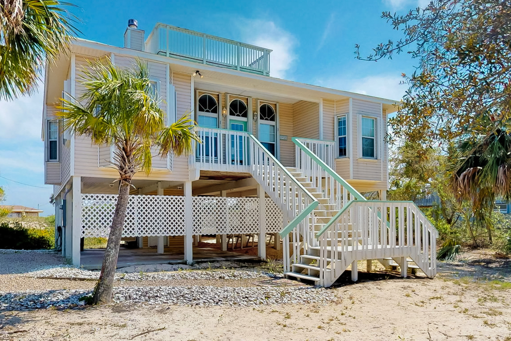 Beautiful dog-friendly home steps away from the beach